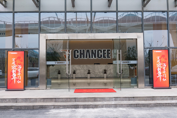 清潔設(shè)備廠家掃地機(jī)解決招聘難題