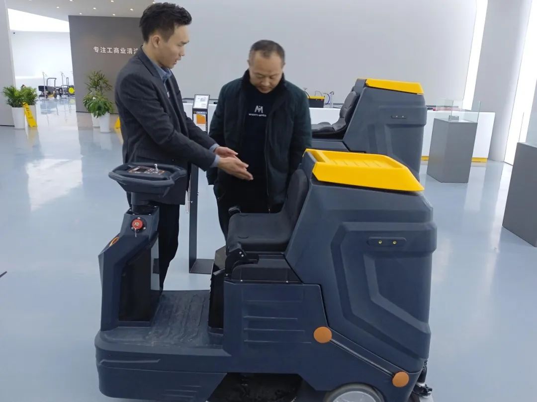 清潔設(shè)備洗地機可以引領(lǐng)新清潔方式嘛?