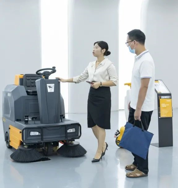 駕駛式掃地機與手推式掃地機的區(qū)別