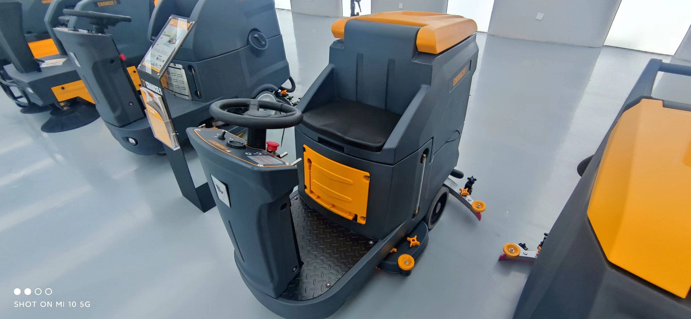 怎么選擇大型洗地機(jī)的廠家品牌?