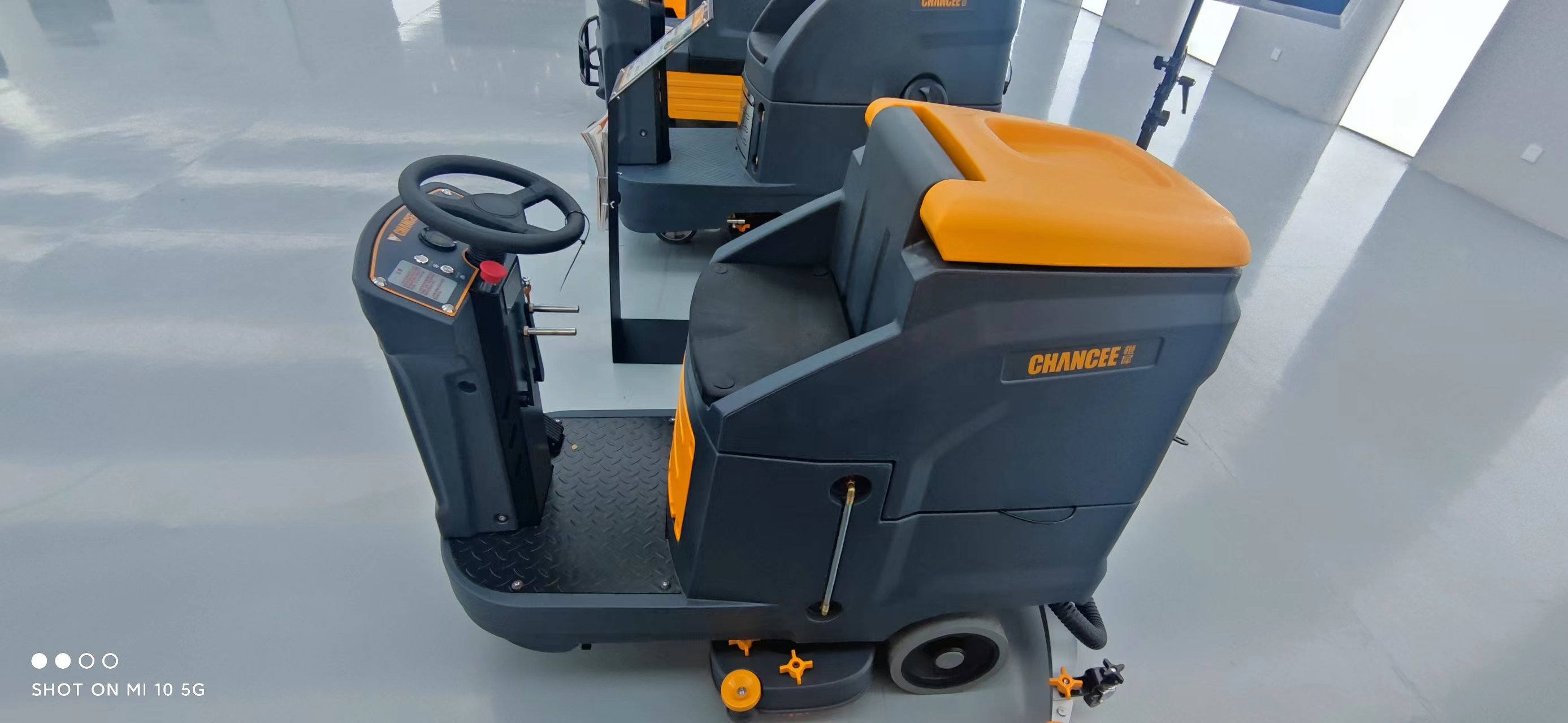 駕駛式洗地機出現出水不正常要怎么辦?