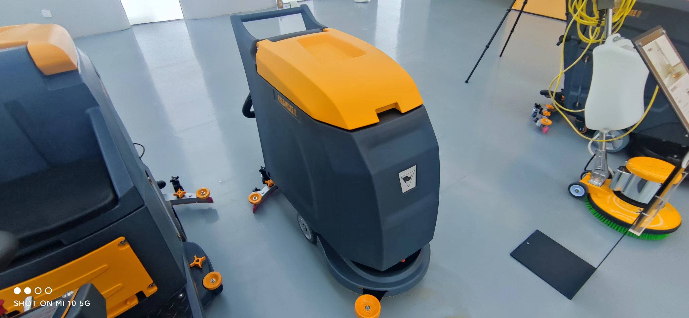 酒店使用手推式洗地機(jī)的優(yōu)點(diǎn)是什么