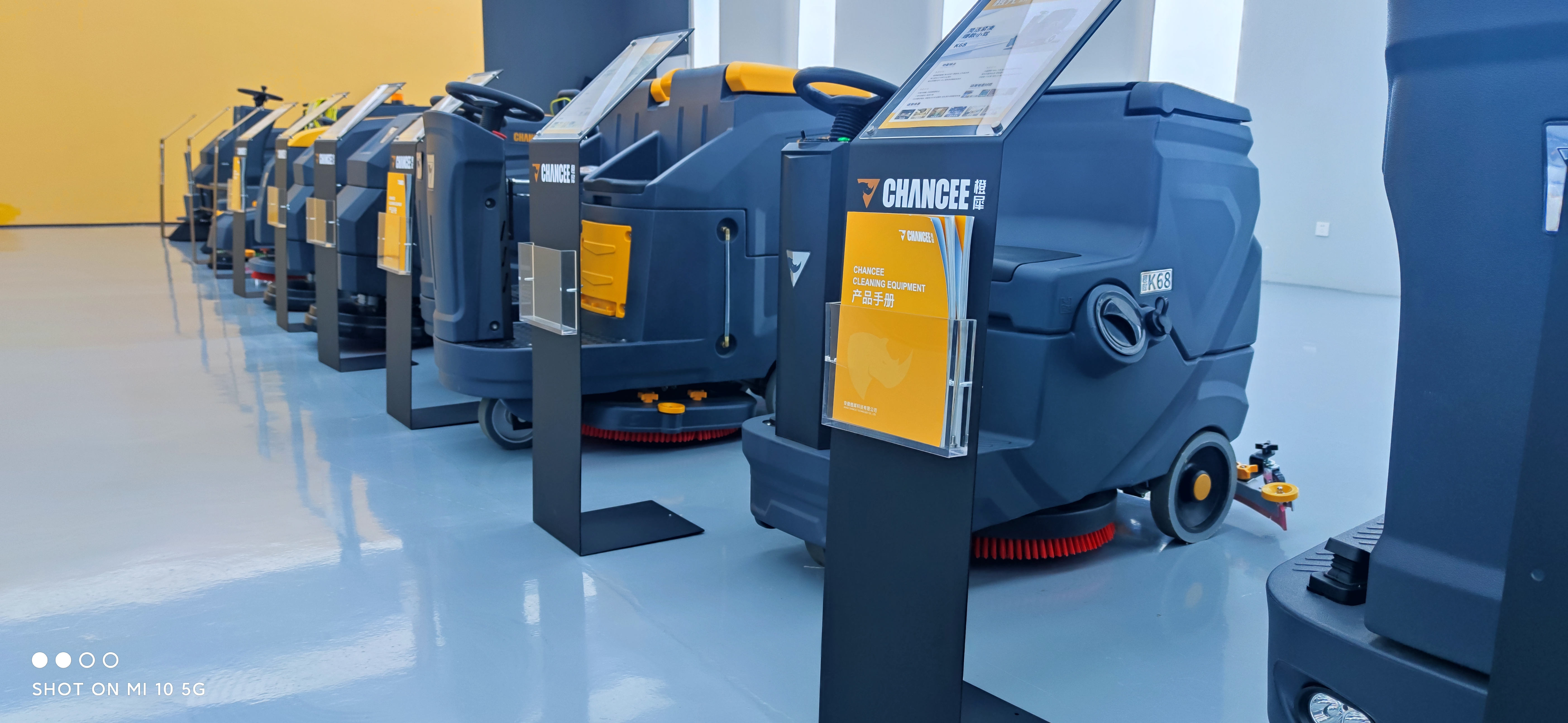 物流倉庫使用駕駛式洗地機的優(yōu)點