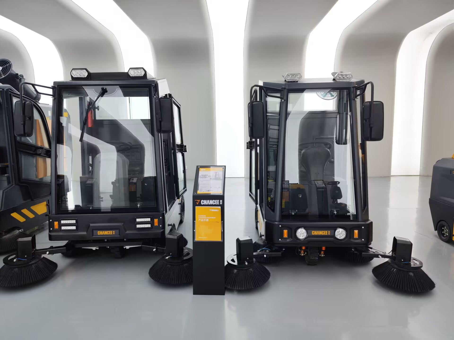 駕駛式掃地機(jī)與人工清掃對(duì)比優(yōu)勢(shì)有哪些