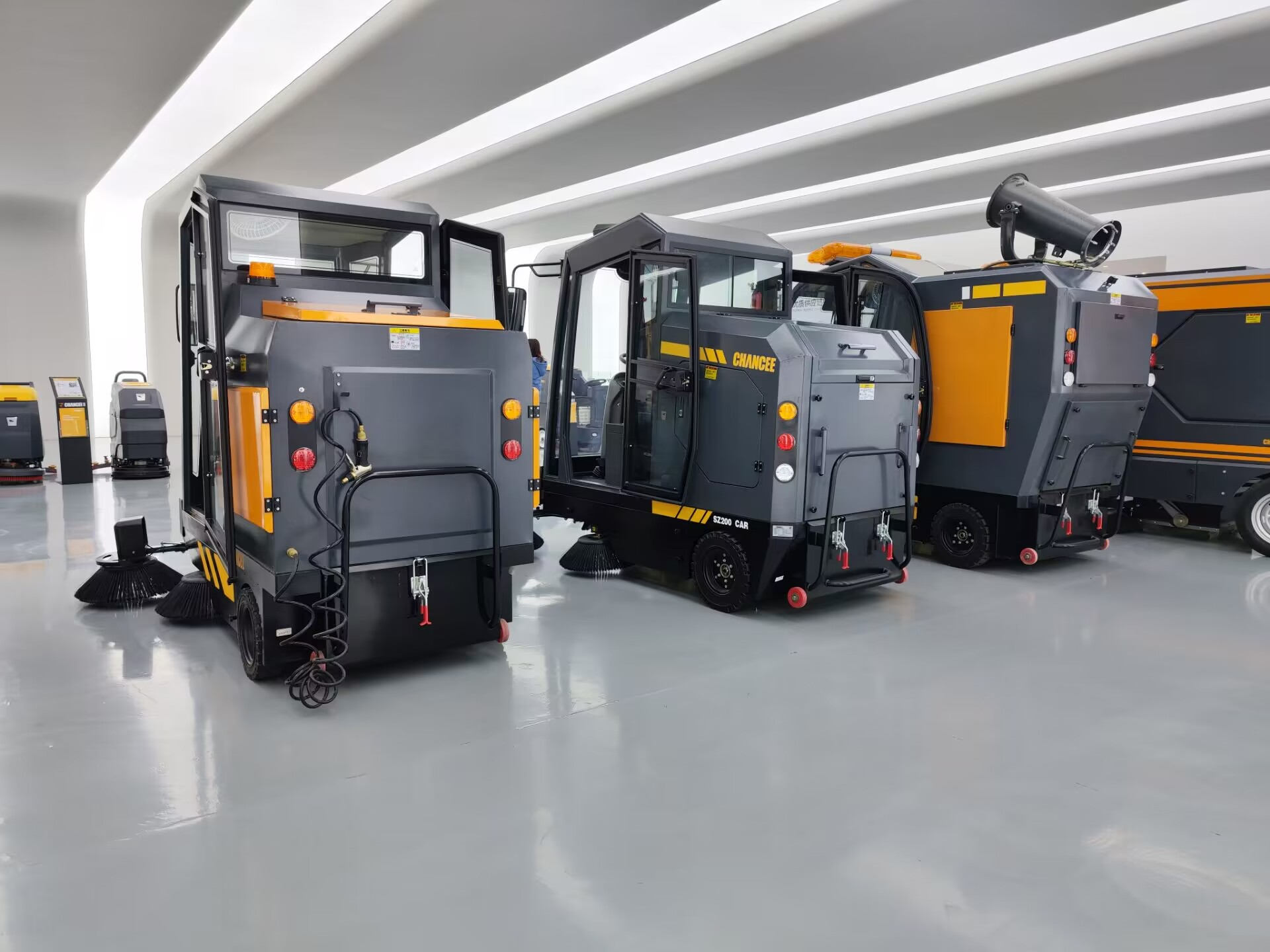  駕駛式掃地機(jī)在廣場(chǎng)使用需要注意哪些事項(xiàng)