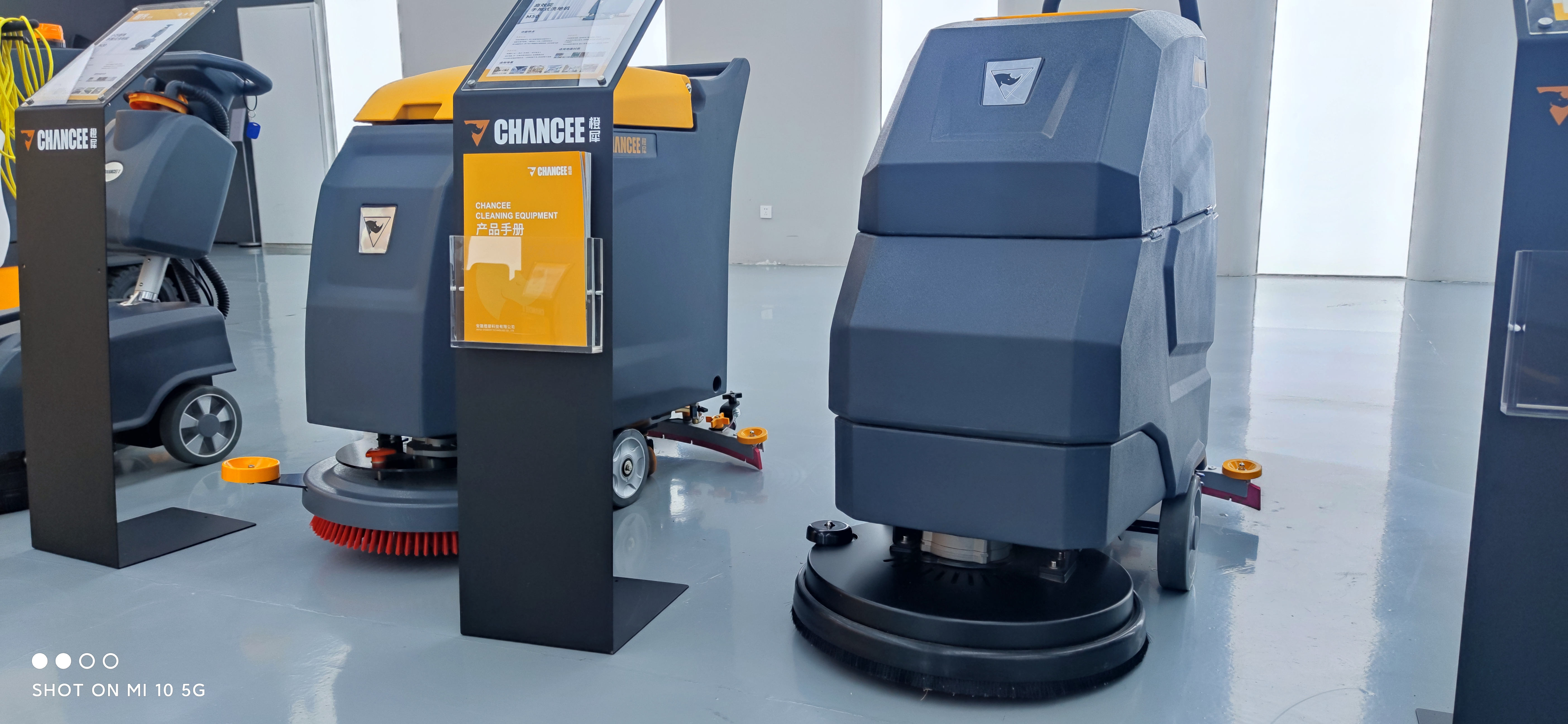 高鐵站使用全自動洗地機 高鐵站使用全自動洗地機