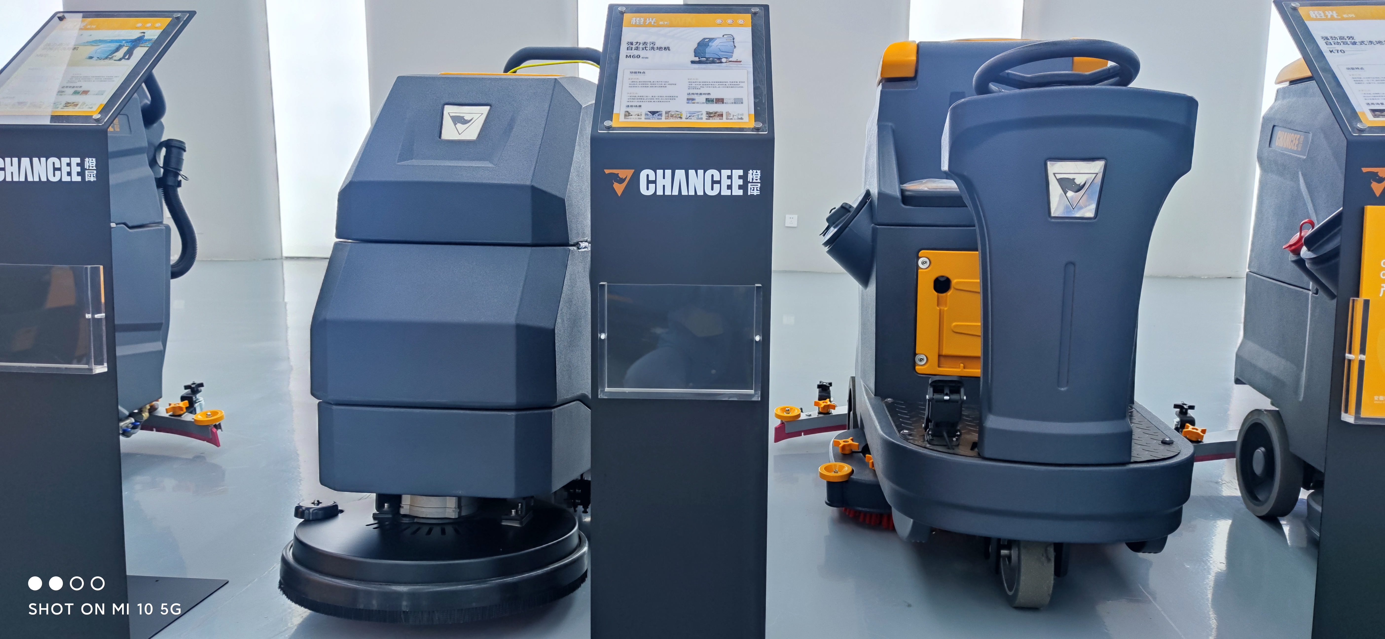 室內雨天使用駕駛式洗地機有什么好處